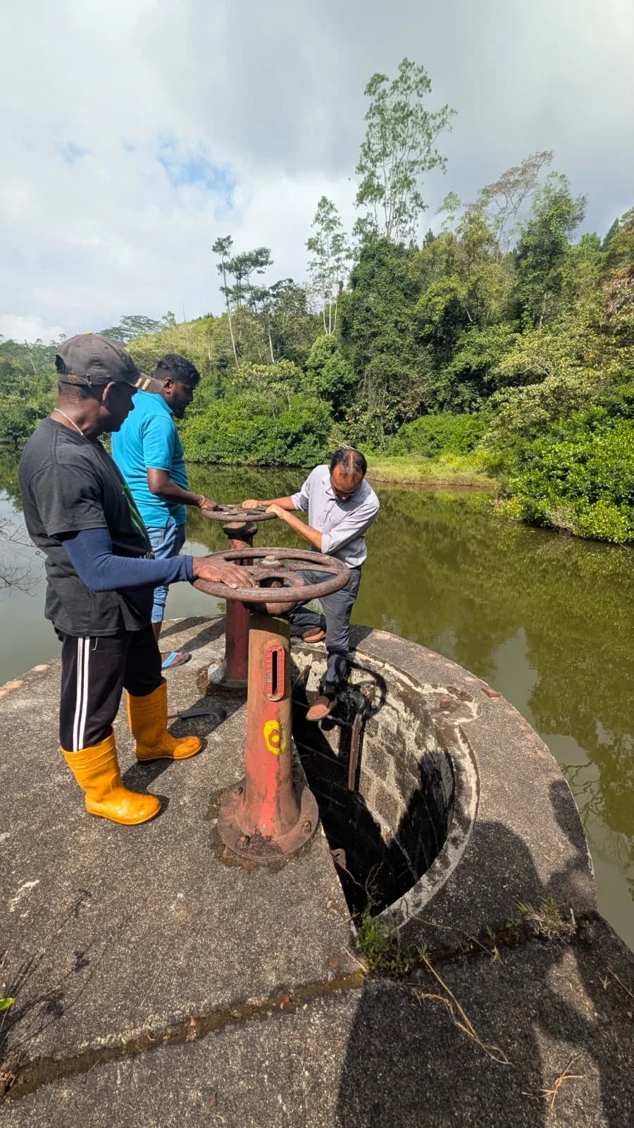 Reservoir infrastructure inspection with local field team members